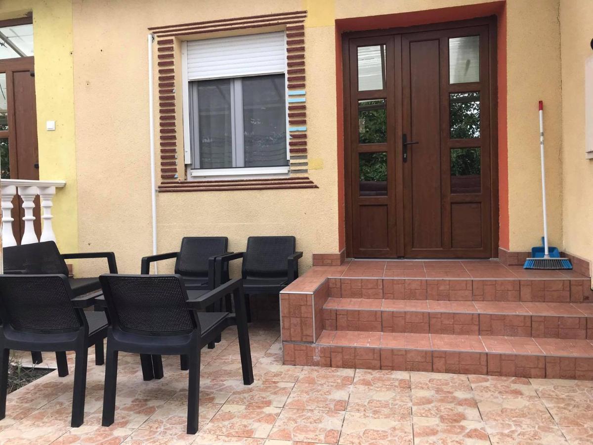Appartamento Tahiti Apartman Hajdúszoboszló Esterno foto