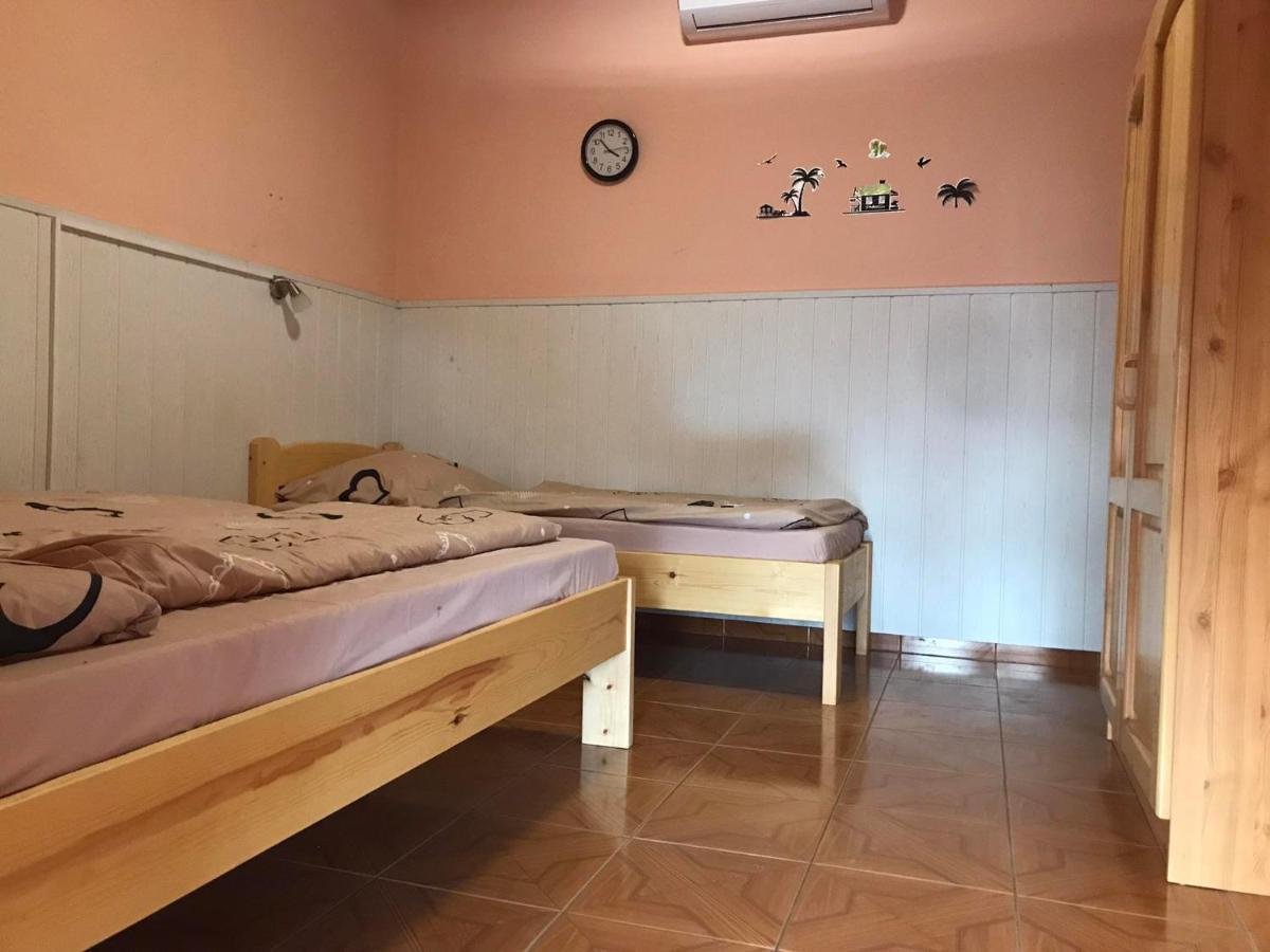 Appartamento Tahiti Apartman Hajdúszoboszló Esterno foto