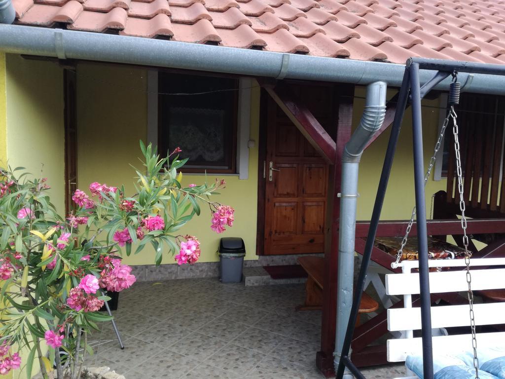 Appartamento Tahiti Apartman Hajdúszoboszló Esterno foto